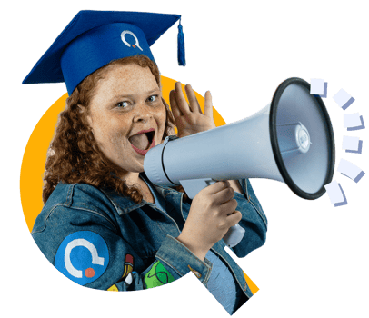 Garota ruiva com uniforme da Quero, usando chapéu de formatura azul e segurando um megafone, ao lado do texto "Qual o resultado?" explicando o papel do ecossistema da empresa na jornada educacional dos alunos Garota ruiva com uniforme da Quero, usando chapéu de formatura azul e segurando um megafone, ao lado do texto "Qual o resultado?" explicando o papel do ecossistema da empresa na jornada educacional dos alunos