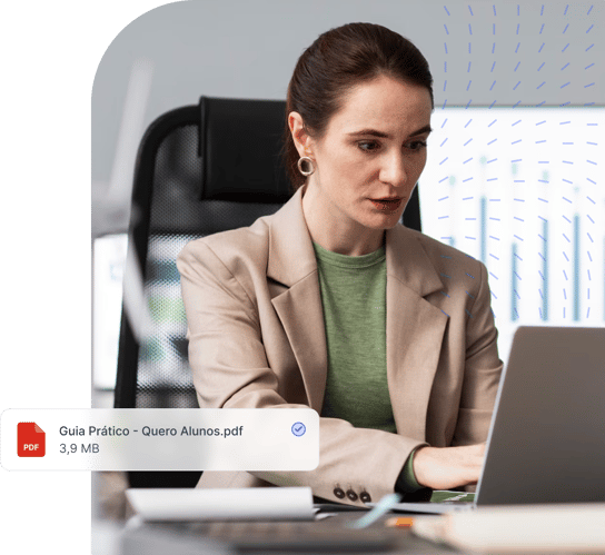 Mulher olhando atentamente para o notebook enquanto acessa o PDF “Guia Prático - Quero Alunos”, que ensina como gerenciar ofertas no marketplace educacional